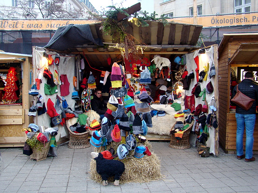 Haubenstandl beim Christkindlmarkt am Karlsplatz in Wien ...