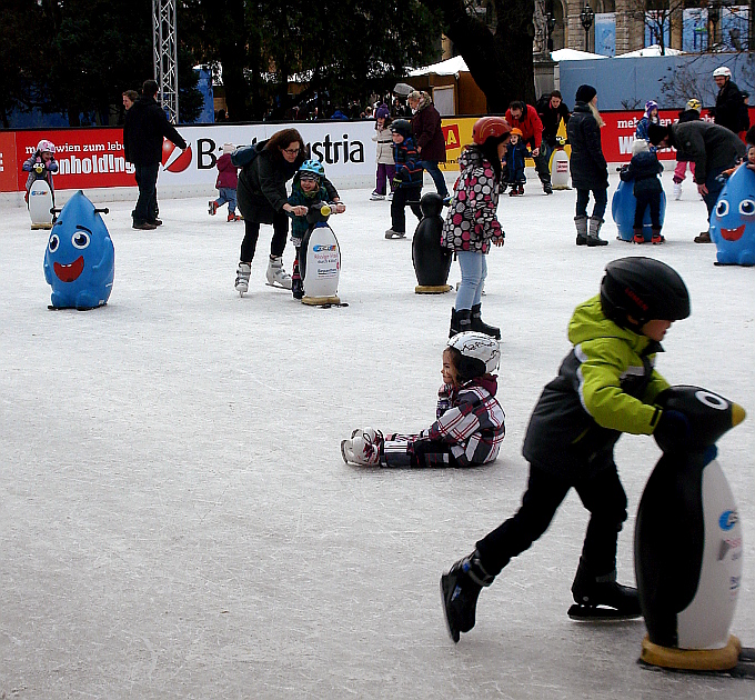 Kinder beim Eislaufen am Wienr Rathausplatz ...