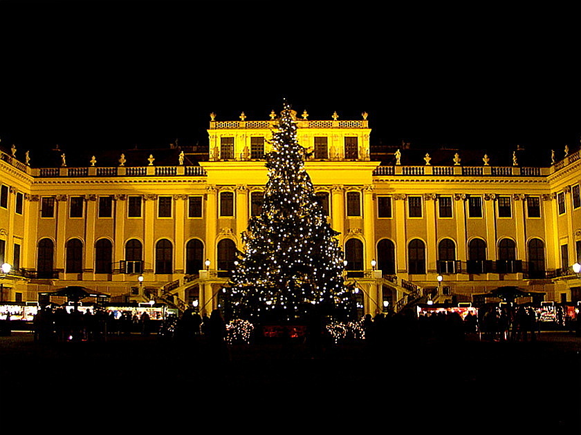 Weihnachtsmarkt vor dem Schloß Schönbrunn in Wien am Abend ...