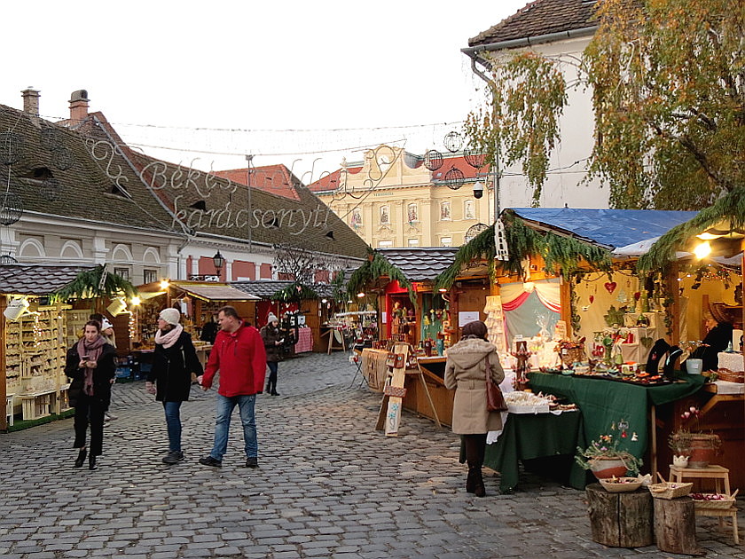 Weihnachtsmarkt am Fő tér in Budapest ...