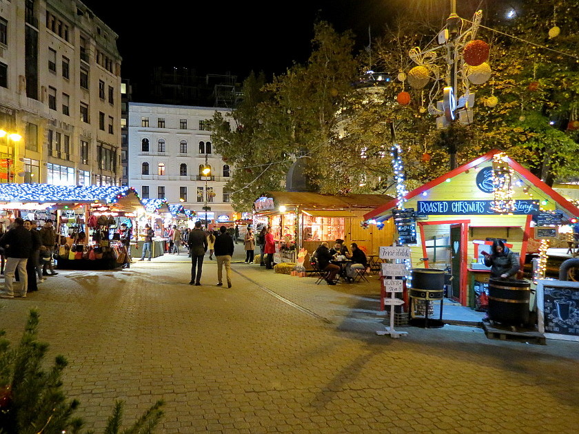 Weihnachtsmarkt am Vörösmarty tér in Budapest ...