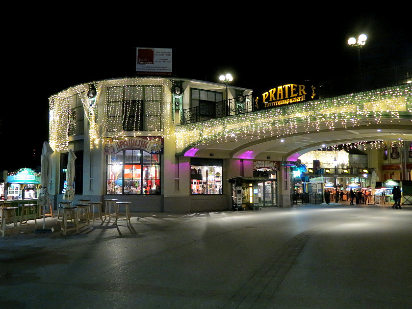 Wintermarkt im Wiener Prater: Zugang zum Riesenradplatz spätabends ...