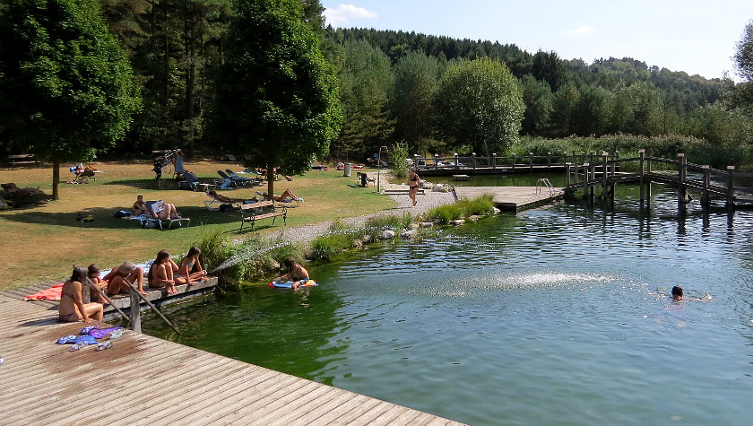 Naturbad Bernstein mit Schwimmbereich, Liegewiese und Wald ...