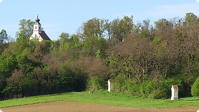 Der Kreuzweg in Pinkafeld und die Kalvarienbergkirche im Frühling ...