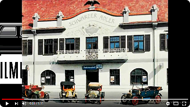 Automobilmuseum Aspang, vier Classic Cars vor dem Haus ...