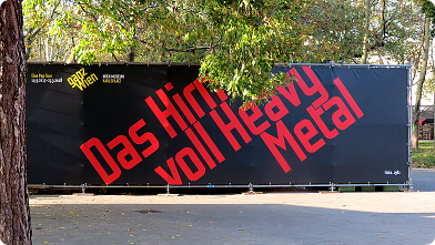 Werbetransparent mit dem Text 'Das Hirn voll Heavy Metal' zur Ausstellung 'Ganz Wien' über 60 Jahre Pop-Geschichte im Wien-Museum ...