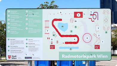 Tafel mit Skizze des Radmotorikparks an der Neuen Donau ...