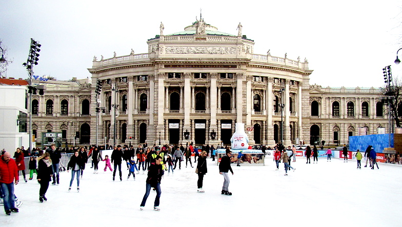 Der Wiener Eistraum am Rathausplatz, gegenüber das Burgtheater ...