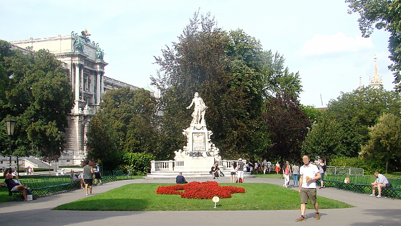 Mozartdenkmal im Wiener Burggarten ...