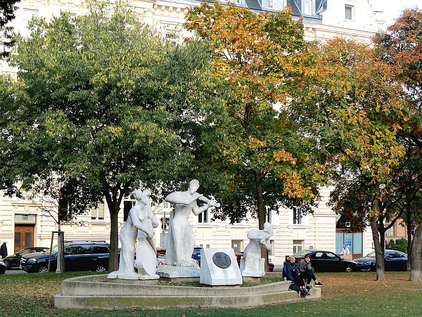 Antonio Vivaldi Denkmal im Votivpark Wien im Herbst ...
