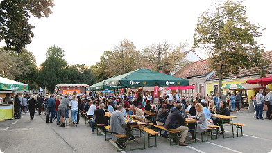 Hauptbühne und Festplatz bei den Stammersdorfer Weintagen in Wien ...