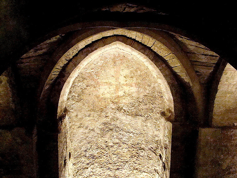 Eine der sechs Apsiden der Virgilkapelle mit Radkreuz
