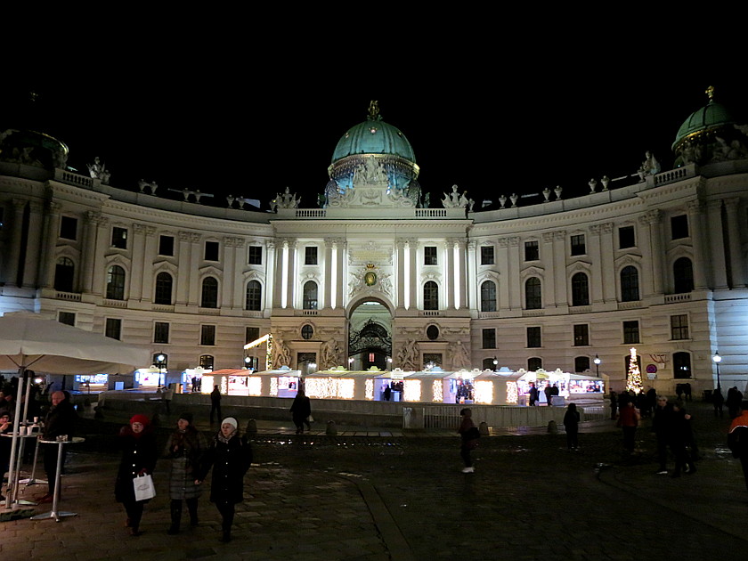 Der k.u.k. Weihnachtsmarkt am Michaelerplatz in Wien ...