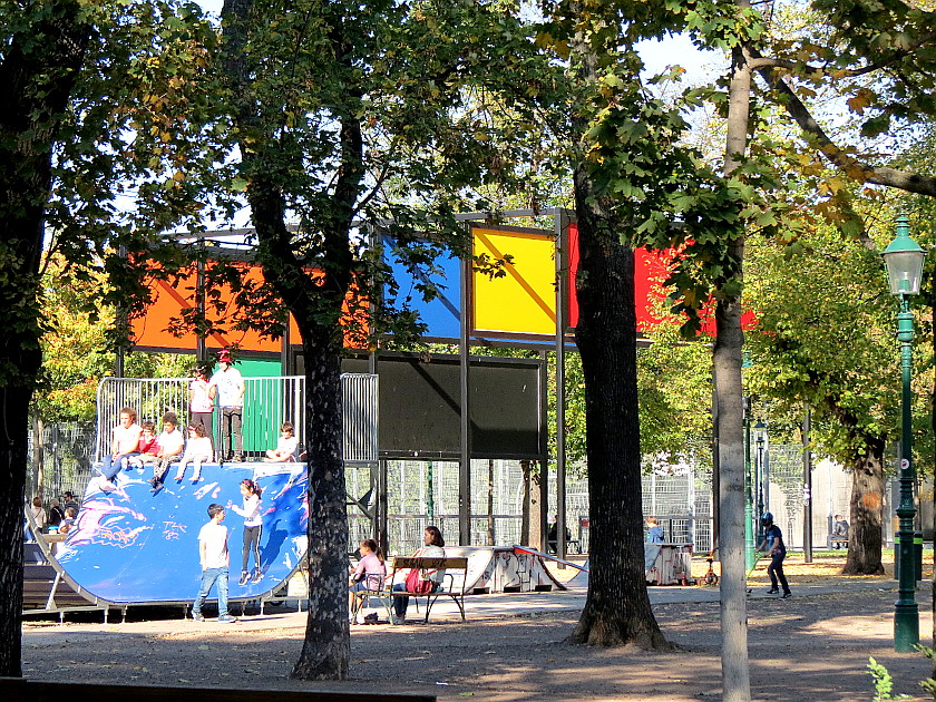 Kunstwerk von Donald Judd im Kinderpark des Wiener Stadtparks ...