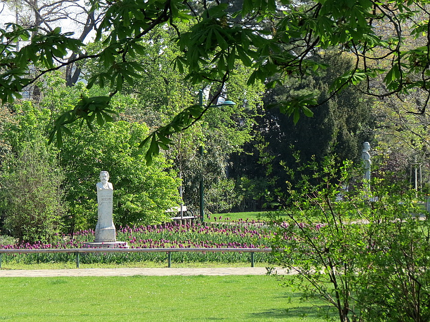 Frühling im Wertheimsteinpark, Denkmal Franz Keim
