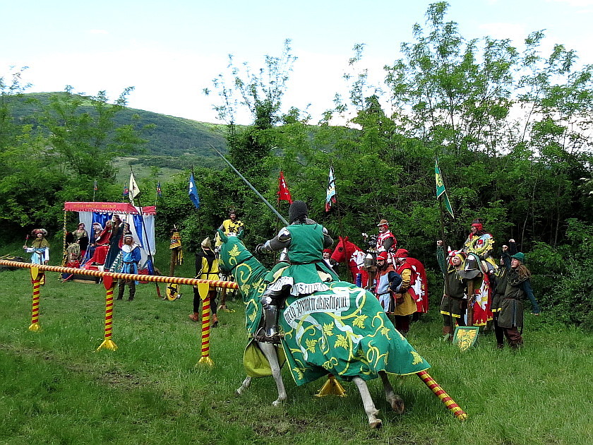 Ritter auf Pferden mit ihren Mannschaften bei den Ritterspielen auf der Burgruine Devin ...