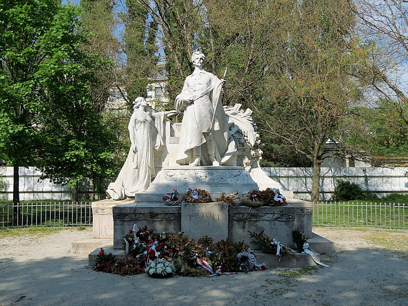 Sandor Petöfi Denkmal im Medizinischen Garten von Bratislava ...
