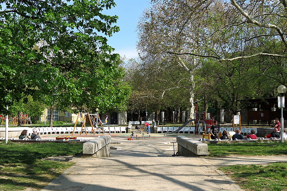 Kinderspielplatz im Medizinischen Garten von Bratislava ...