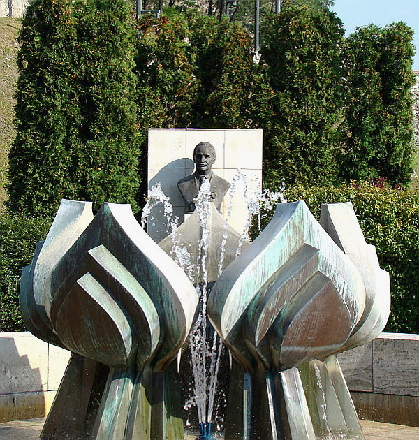 Denkmal des Alexander Dubcek in Bratislava, Büste vor Springbrunnen ...