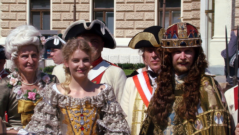 Das Königspaar nach der Krönungszeremonie in Bratislava ...