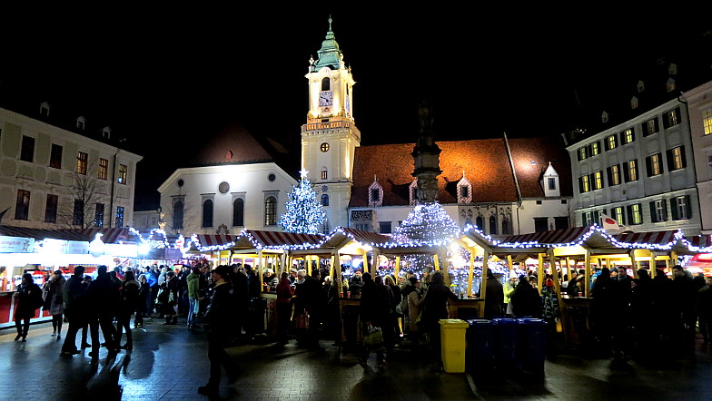 Der Weihnachtsmarkt auf dem hlavne nam in Bratislava bei Nacht, im Hintergrung das alte Rathaus ...