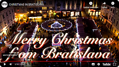 Nächtlicher Blick vom Turm des alten Rathauses in Bratislava auf den Weihnachtsmarkt am hlavne nam ...