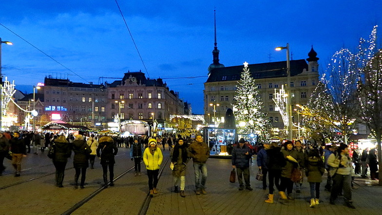 Weihnachtlicher Freiheitsplatz in Brünn, der namesti Svobody ...