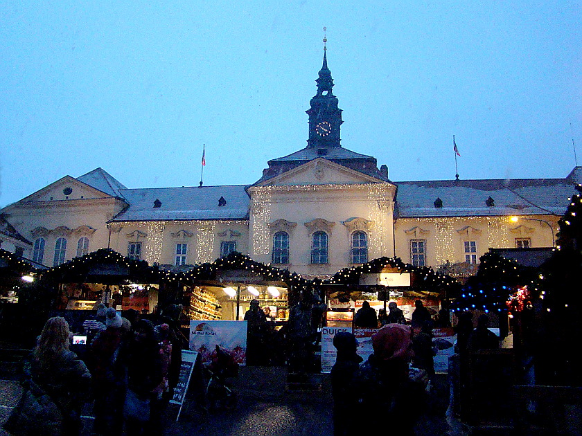 Der kleine Weihnachtsmarkt vor dem Rathaus in Brünn ...