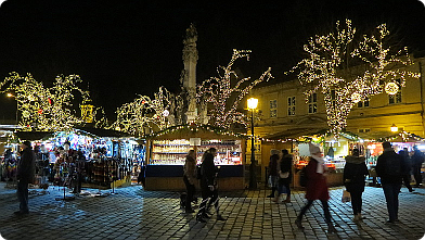 Weihnachtsmarkt am Fö tér in Budapest bei Nacht ...