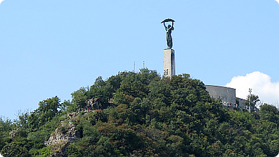 Der Gellértberg in Budapest mit der Freiheitsstatue am Gipfel ...